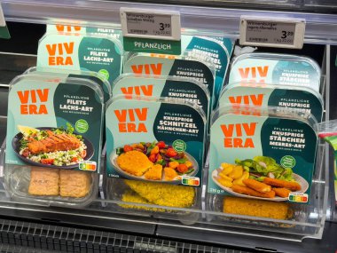 Villach, Avusturya - 28 Temmuz 2025: VIVERA vejetaryen yemekleri bir dondurucuda, çeşitli bitki temelli seçenekler ve sağlık bilinci olan tüketiciler için cazip paketleme