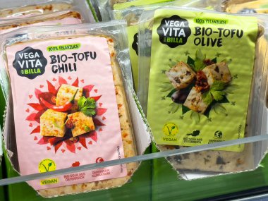 Villach, Avusturya - 28 Temmuz 2025: Vejetaryen tofu ürünleri tüketiciler için sağlıklı bitki temelli gıda seçeneklerini ön plana çıkaran bir markette belirgin bir şekilde sergilenmektedir