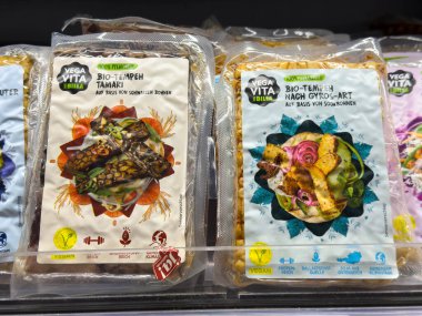 Villach, Avusturya - 28 Temmuz 2025: Bio-tempeh tamari ve jiroskop tarzı tempeh içeren vegan gıda ürünleri, canlı ambalaj ve sağlık yardımlarını vurguluyor