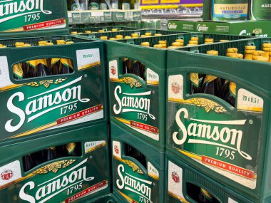 Villach, Avusturya - 28 Temmuz 2025: Samson 1795 bira sandıkları renkli bir mağaza koridorunda belirgin bir şekilde sergileniyor, ürünün kaliteli kalitesini vurguluyor