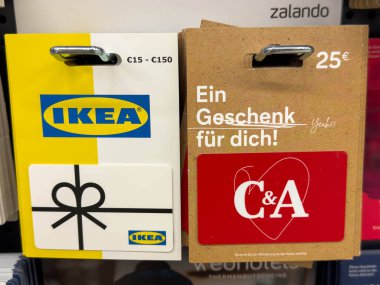 Villach, Avusturya - 28 Temmuz 2025: IKEA ve C & A 'dan hediye kartları perakende satış ortamında belirgin bir şekilde sergilenmekte ve müşterileri alışveriş seçeneklerini keşfetmeye davet etmektedir