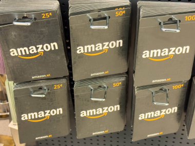 Villach, Avusturya - 28 Temmuz 2025: Tahtaya yerleştirilmiş Amazon hediye kartları, kolay hediye seçenekleri için 25, 50 ve 100 avro değerleri yer alıyor