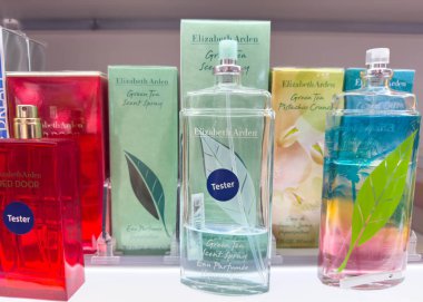 Villach, Avusturya - 28 Temmuz 2025: Elizabeth Arden parfüm şişeleri rafa dizildi, perakende alanında canlı ambalaj ve koku çeşitliliği vurgulandı