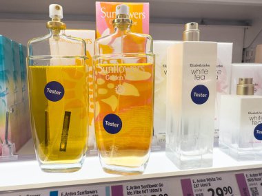 Villach, Avusturya - 28 Temmuz 2025: E. Arden Ayçiçekleri ve Beyaz Çay test şişeleri eşsiz şekil ve renklerini ön plana çıkararak raflarda güzelce yerleştirilmiştir.