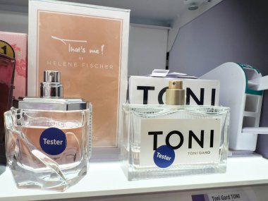 Villach, Avusturya - 28 Temmuz 2025: Helene Fischer ve Toni Gard 'ın da aralarında bulunduğu parfüm şişeleri, çekici tasarımlar ve markalaştırıcı tasarımlarla perakende satış rafında sergilendi