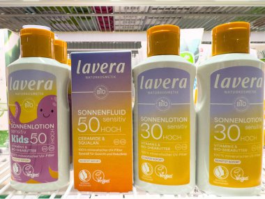 Villach, Avusturya - 28 Temmuz 2025: Lavera güneş kremi ürünleri çocuklar ve hassas ciltler için çeşitli SPF seçenekleri sunan bir rafta sergilenmektedir