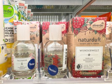 Villach, Avusturya - 28 Temmuz 2025: Alverde naturduft parfüm şişeleri bir perakende rafında sergileniyor, çiçek tasarımları ve tüketiciler için test etiketleri yer alıyor