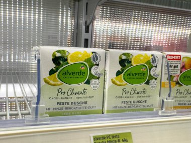 Villach, Avusturya - 28 Temmuz 2025: Alverde Pro İklim katı duş jeli ve süpermarket rafında nane ve bergamot kokusu, çevre dostu ürün özelliklerini vurguluyor