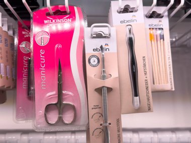 Villach, Avusturya - 28 Temmuz 2025: Wilkinson makası ve Ebelin tırnak bakım malzemelerinin etkili bir şekilde hazırlanması için manikür aletleri rafa kaldırıldı