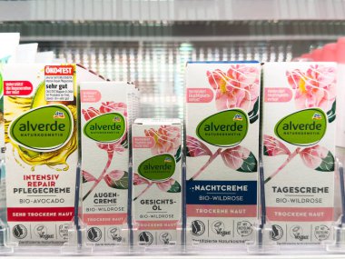 Villach, Avusturya - 28 Temmuz 2025: Alverde cilt ürünleri bir rafta sergileniyor, doğal bileşenleri ve çevre dostu ambalajları vurgulanıyor
