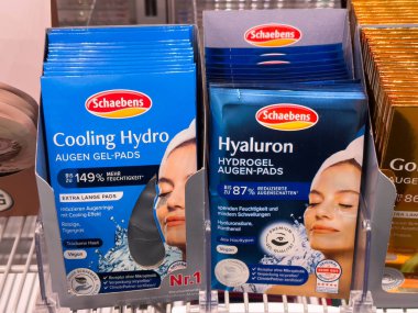 Villach, Avusturya - 28 Temmuz 2025: Schaebens göz jeli pedleri, cilt bakımı için serinletici ve hidratlaştırıcı özelliklerini vurgulayan bir perakende vitrine yerleştirilmiştir