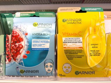Villach, Avusturya - 28 Temmuz 2025: Hydra Bomb ve C vitamini serumu maskeleri, cilt bakımı yardımları ve renkli ambalajlar dahil olmak üzere Garnier SkinActive ürünleri sergilendi