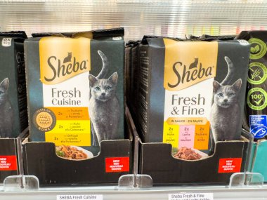 Villach, Avusturya - 28 Temmuz 2025: Sheba kedi maması kutuları, Taze Mutfak ve Taze Evcil Hayvan Sahipleri İçin Taze Seçenekler sergilenerek bir mağaza rafında düzenlenir