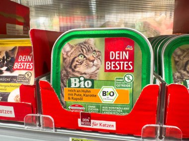 Villach, Avusturya - 28 Temmuz 2025: DEIN BESTES kedi maması ambalajı organik malzemeler, hayvan severler için perakende satış rafında sergilenmektedir