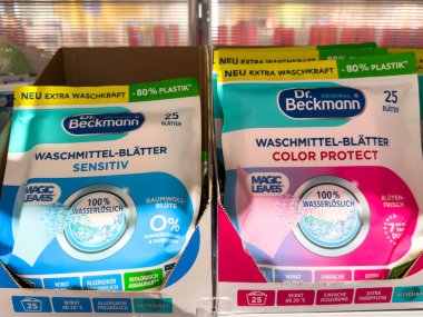 Villach, Avusturya - 28 Temmuz 2025: Dr. Beckmann çamaşır çarşafları etkin temizlik için çevre dostu ambalajları ve canlı renkleri vurguluyor