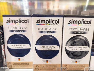 Villach, Avusturya - 28 Temmuz 2025: Basitçe tekstil boya kutuları yaratıcı kumaş projeleri için gece mavisi ve siyah kadife gibi zengin renkleri sergiler