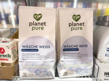 Villach, Avusturya - 28 Temmuz 2025: Saf çamaşır deterjanı poşetleri, çevre dostu özellikler ve çekici ambalaj tasarımı ön plana çıkarılarak bir rafa yerleştirildi