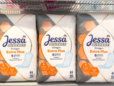 Villach, Avusturya - 28 Temmuz 2025: Jessa Discreet Extra Plus pedleri, ambalaj ve kişisel bakım özelliklerini vurgulamak üzere bir süpermarket rafına düzgünce yerleştirilmiştir