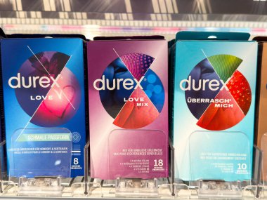 Villach, Avusturya - 28 Temmuz 2025: Durex prezervatif kutuları, renkli paketleme ve gelişmiş deneyimler için farklı ürün seçenekleri vurgulanıyor