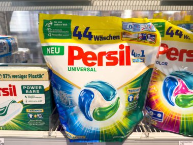 Villach, Avusturya - 28 Temmuz 2025: Persil 4in1 çamaşır kapsülleri, renkli tasarımları ve çevre dostu özelliklerini ön plana çıkaran bir süpermarket rafında yer alıyor