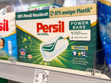 Villach, Avusturya - 28 Temmuz 2025: Mağaza rafında Persil Evrensel Güç Çubukları deterjan ambalajı, çevre dostu özellikler ve canlı renkleri vurguluyor