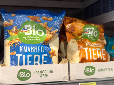 Villach, Avusturya - 28 Temmuz 2025: Parlak renkli dmBio Knabber Tiere abur cubur paketleri, organik malzemeler ve eğlenceli hayvan şekilleri vurgulanıyor