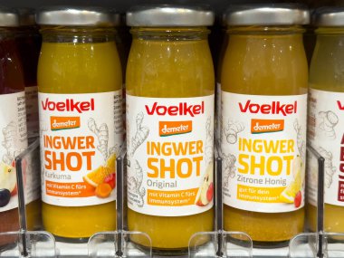 Villach, Avusturya - 28 Temmuz 2025: Voelkel Ingwer Shot içkileri raflarda sergilenerek, refah arayanlar için canlı renklerini ve sağlık yardımlarını vurguladı