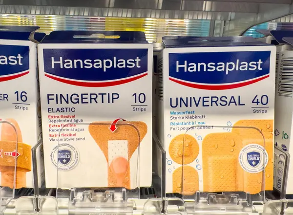 Villach, Avusturya - 28 Temmuz 2025: Hansaplast bandajları temiz ambalaj ve markalaşma ile parmak ucu ve evrensel seçenekleri vurguluyor