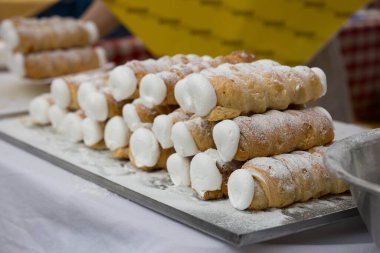 Taze pişmiş kremalı pastalar tepside pudra şekerli..