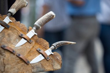 Villach, Avusturya - 28 Temmuz 2025: El yapımı bıçaklar Jakobimarkt 'taki kırsal bir ahşap stantta sergileniyor.