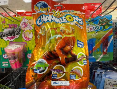 Villach, Avusturya - 30 Temmuz 2025: Bukalemun Gezegeni oyuncak koleksiyonunun canlı ambalajı renkli figürler sergiliyor, çocuklara ve koleksiyonculara hitap ediyor