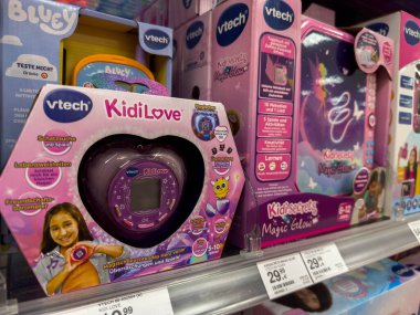 Villach, Avusturya - 30 Temmuz 2025: Vtech Kidilove etkileşimli oyuncak perakende rafında sergilendi, renkli ambalajı ve çekici özellikleri olan çocuklar için tasarlandı