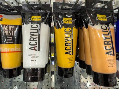 Villach, Avusturya - 30 Temmuz 2025: Goya akrilik boya tüpleri sanatçılar ve yaratıcı çalışmalar için ideal renkler içeren bir rafa yerleştirildi