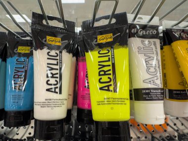 Villach, Avusturya - 30 Temmuz 2025: Goya akrilik boya tüpleri sanatçılar ve yaratıcı meraklılar için ideal bir şekilde bir rafa yerleştirilmiştir