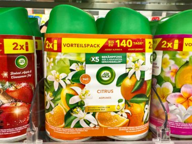 Villach, Avusturya - 30 Temmuz 2025: Air Wick Citrus hava temizleyici paketi, rengarenk tasarımını ve koku çeşitliliğini ön plana çıkaran bir perakende satış rafında sergilenmektedir