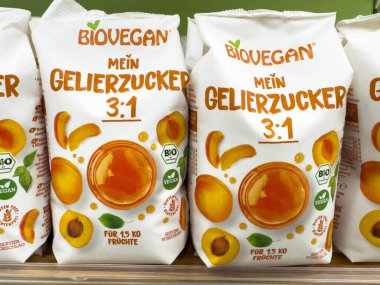 Villach, Avusturya - 30 Temmuz 2025: Biyovegan gelierzucker ambalajı renkli meyve çizimlerine sahiptir, organik reçeller ve sağlık bilinci olan aşçılar için mükemmel