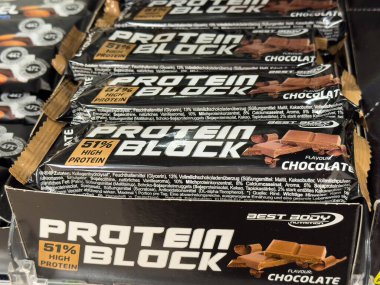 Villach, Avusturya - 30 Temmuz 2025: Rafa yerleştirilmiş çikolata aromalı Protein Block barları, yüksek protein içeriği ve sağlık odaklı müşteriler için cazip tasarım