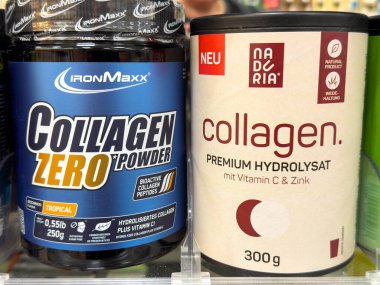 Villach, Avusturya - 30 Temmuz 2025: Kolajen tozu ürünleri sağlık hastaları için IronMaxx ve Naderia markalarını ön plana çıkaran bir mağaza rafında sergileniyor