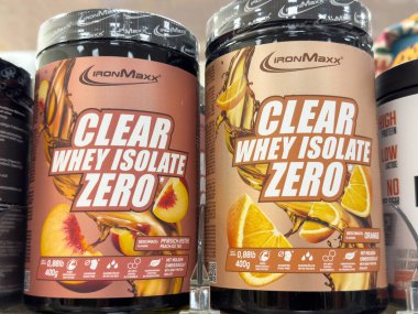 Villach, Avusturya - 30 Temmuz 2025: IronMaxx Clear Whey Sıfır protein tozu şeftali ve portakal aromalı, parlak ambalaj ve besin bilgileriyle raflarda sergileniyor