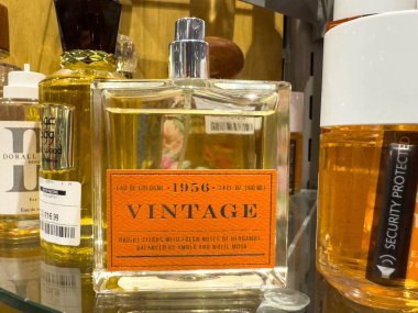 Villach, Avusturya - 30 Temmuz 2025: 1956 'dan kalma klasik parfüm şişesi, diğer kokuların arasında zarif bir şekilde tasarlanmış ve sergilenmiş, nostaljik özü ve cazibeyi yakalıyor