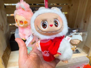 Villach, Avusturya - 30 Temmuz 2025: Coca-Cola bardağı taşıyan sevimli oyuncak figürü, parlak renkler ve büyüleyici tasarım, sergilenmek veya hediye etmek için ideal