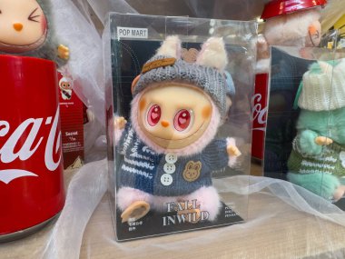 Villach, Avusturya - 30 Temmuz 2025: Pop Mart 'ın sevimli koleksiyon bebeği, renkli tasarım ve büyüleyici ayrıntılarla dolu paketler içinde sergilendi