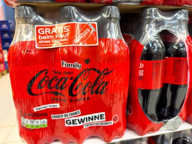 Villach, Avusturya - 30 Temmuz 2025: Coca-Cola Zero Sugar altılı paketi perakende satış mağazasında belirgin bir şekilde sergilenmekte olup, göz alıcı kırmızı paketleme ve tanıtım tekliflerini vurguluyor