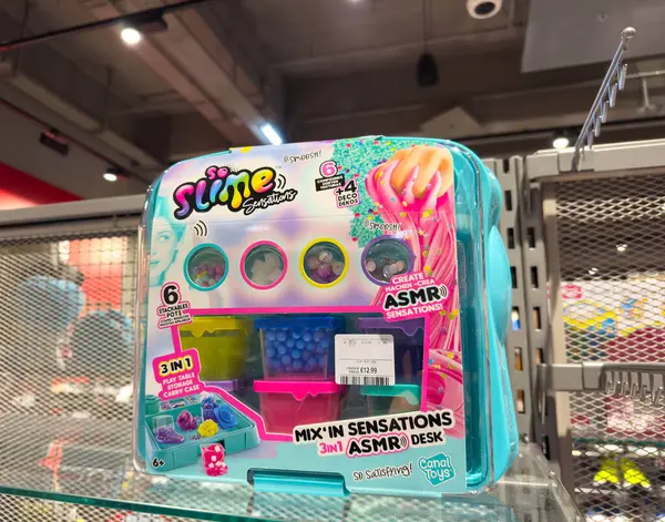 Villach, Avusturya - 30 Temmuz 2025: Slime Sensations kiti, eğlenceli bir ortamda eşsiz ASMR deneyimleri yaratmak için tasarlanmış canlı renkler ve dokular sergiliyor