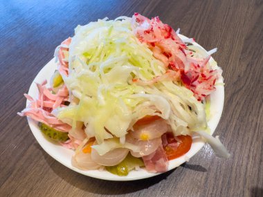 Taze lahana salatası ve ahşap masada karışık sebzeli jambon salatası..