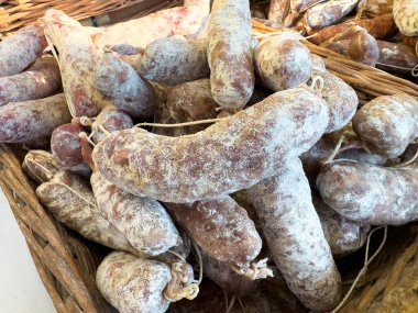 Market vitrininde sosis pişiren köylü bir zanaatkar..