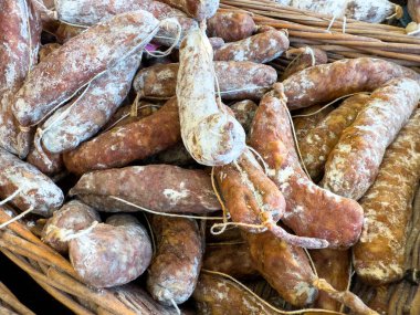 Hasır sepette kurutulmuş sosis çeşitleri..