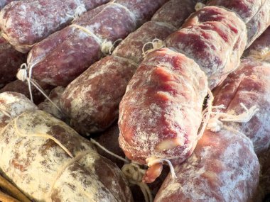 Geleneksel sicim ve un kaplı sosisler..