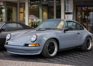 Velden, Avusturya - 18 Haziran 2025: Klasik Porsche 911 Sportwagenfestival 'e park etmiş, klasik tasarımı ve modern performansı vurgulanıyor