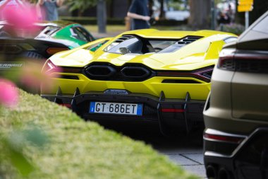 Velden, Avusturya - 18 Haziran 2025: Parlak sarı spor araba Sportwagenfestival 'de park edilmiş, parlak tasarımı ve güçlü estetiği açık hava ortamında vurgulanıyor